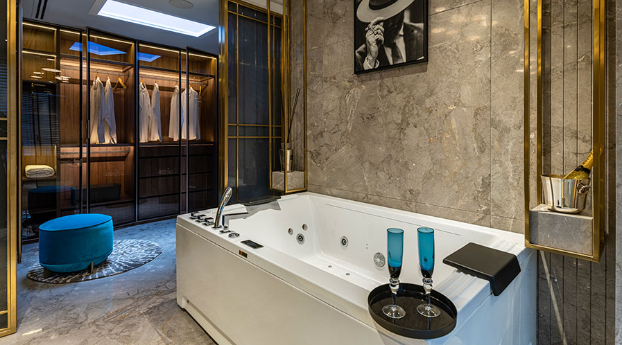 Luxury bathroom by Sumessh Menon